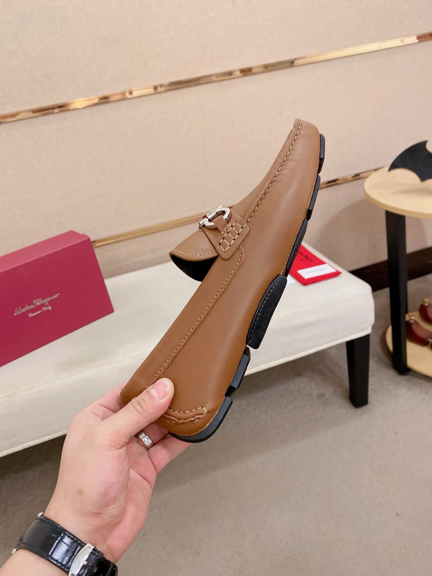 Men's shoes💰: 540💰High-end quality! Ferragamo🆕🆕Exclusive hot-selling products in stock🔥🔥New products on the shelves, high-quality Ferragamo men's pea shoes, high-end casual driving shoes, with complete packaging! 💪 💪 Material: imported first-layer pebbled cowhide 🐂 + imported high-quality water-dyed cowhide lining + wear-resistant outsole 👍🏻👍🏻 Features: high-end and comfortable, purely handmade 🚀 🚀 Create the perfect shoe that suits you best 🔥 🔥 Size: (38-44) 45 standard size can be customized!